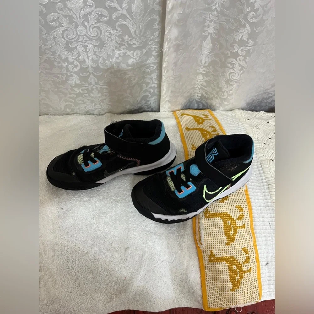 (46) Nike Kids Black and Blue Athletic Shoes 13C